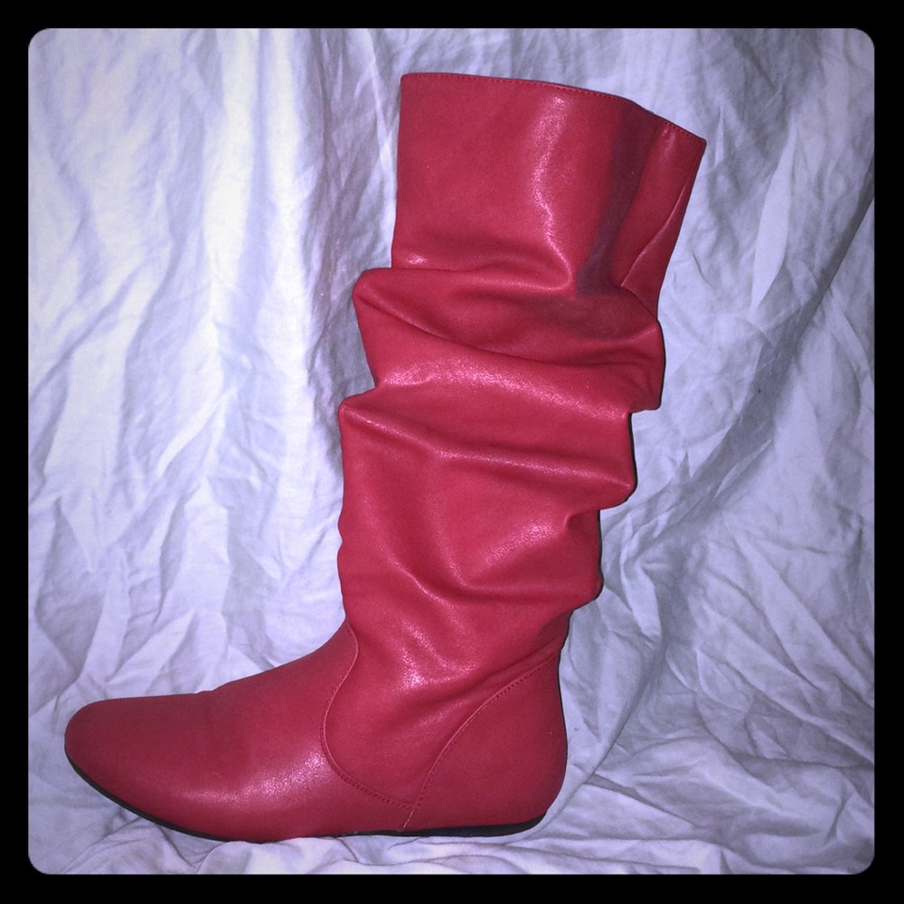 Flat boots